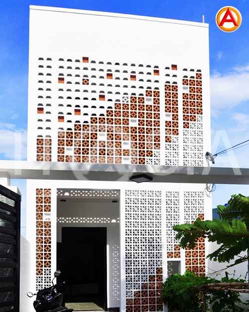ไอเดียออกแบบ Facade ด้วยอิฐแดงช่องลม ให้สวย โดดเด่น จนต้องหยุดมอง